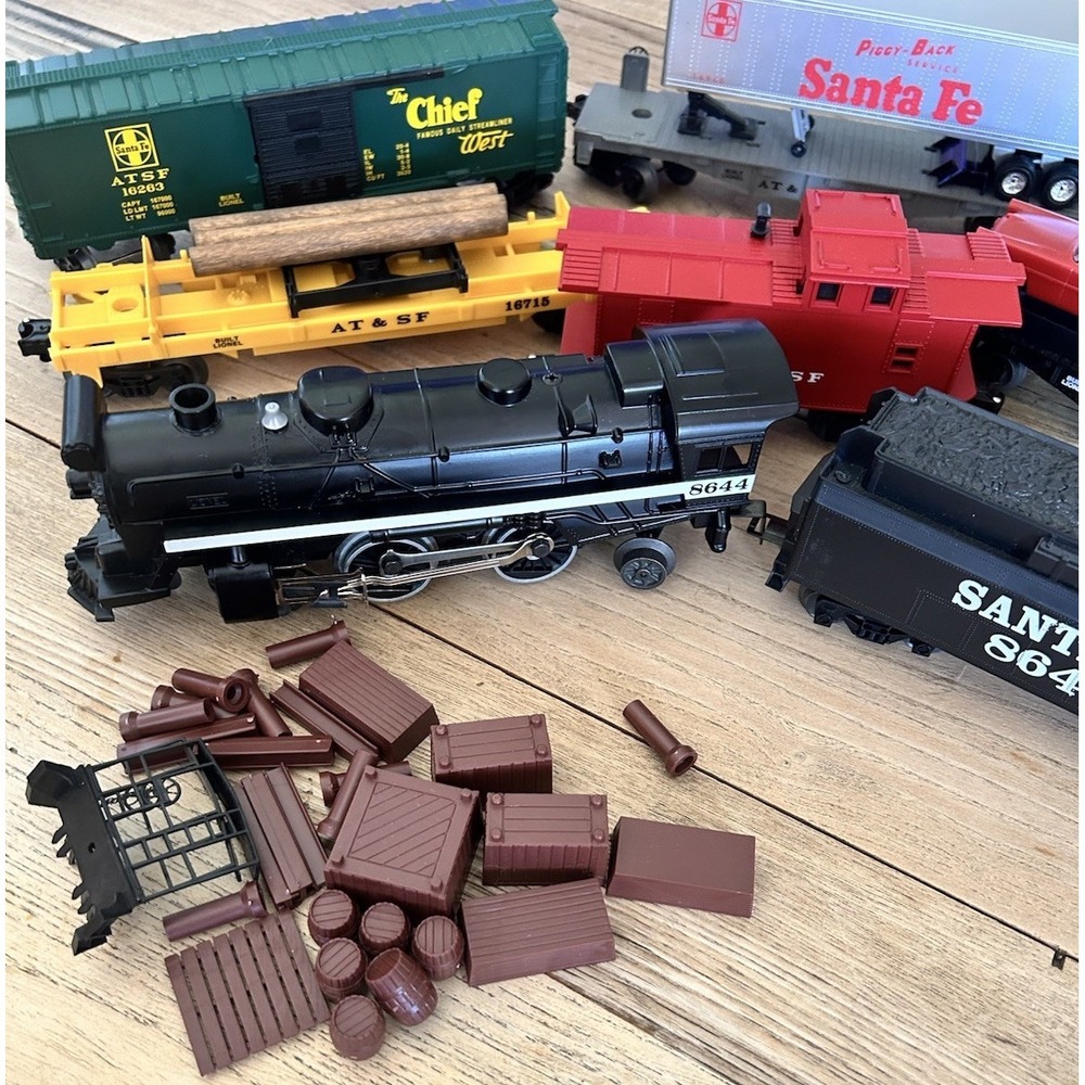 LIONEL Santa Fe 0-27 Set Diecast Locomotive 8644 4-4-2 + 7 Cars & Accessories